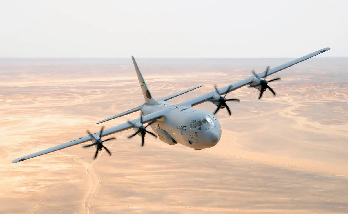 Ateliers de maintenance des super-Hercules et unité d’escadrons — vue 1