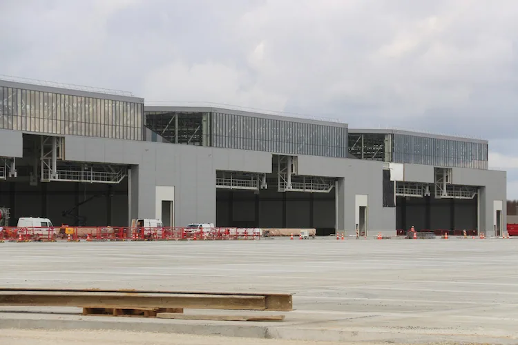Ateliers de maintenance des super-Hercules et unité d’escadrons — vue 2