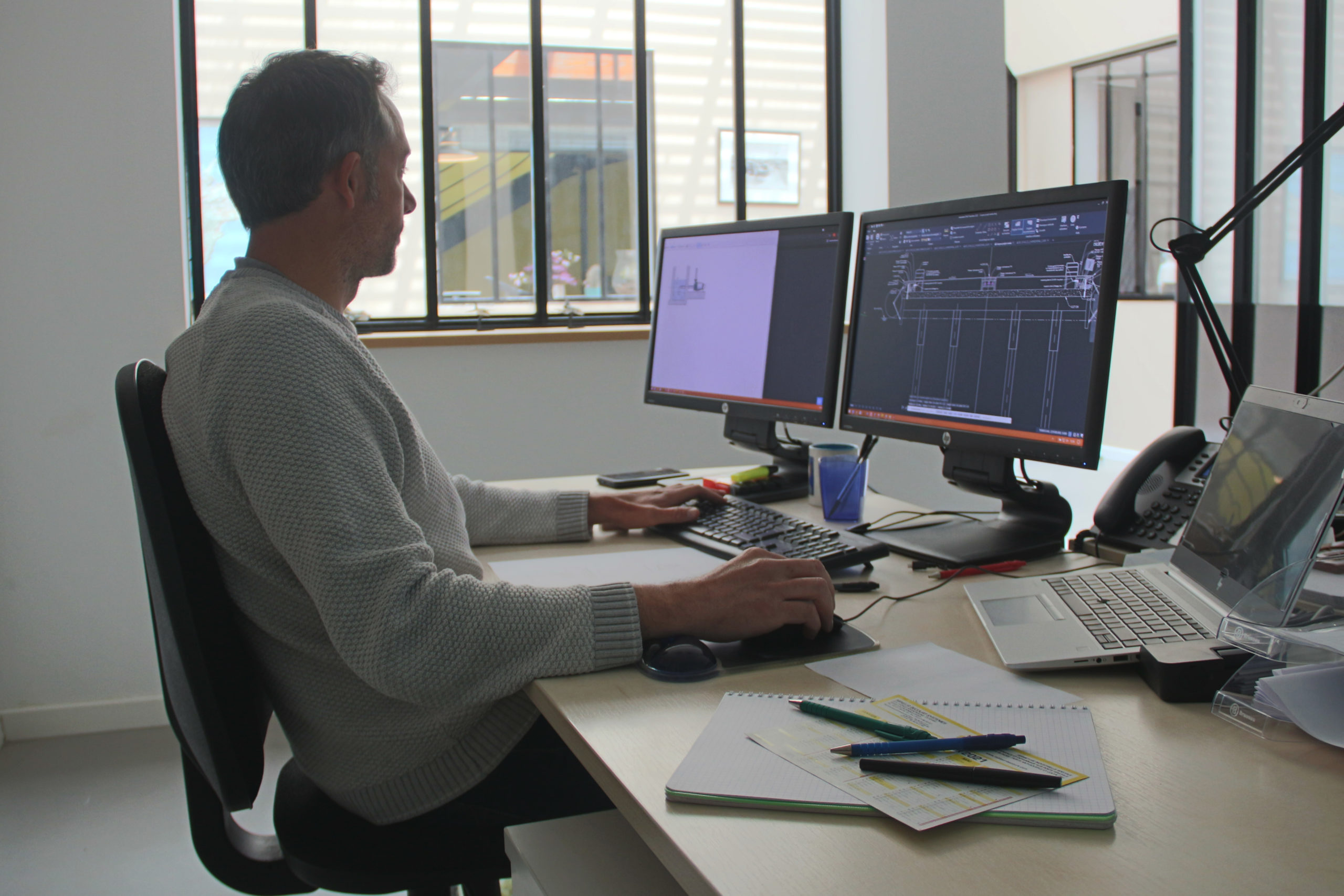 Over,The,Shoulder,Shot,Of,Engineer,Working,With,Cad,Software nos métiers - maitrise d'oeuvre